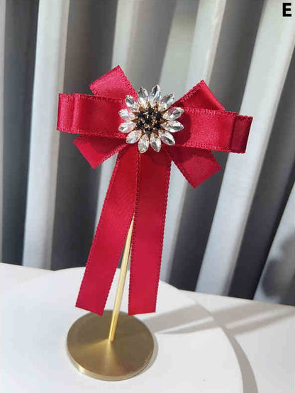 Fliege-Brosche mit Blumenmuster und Strasssteinen