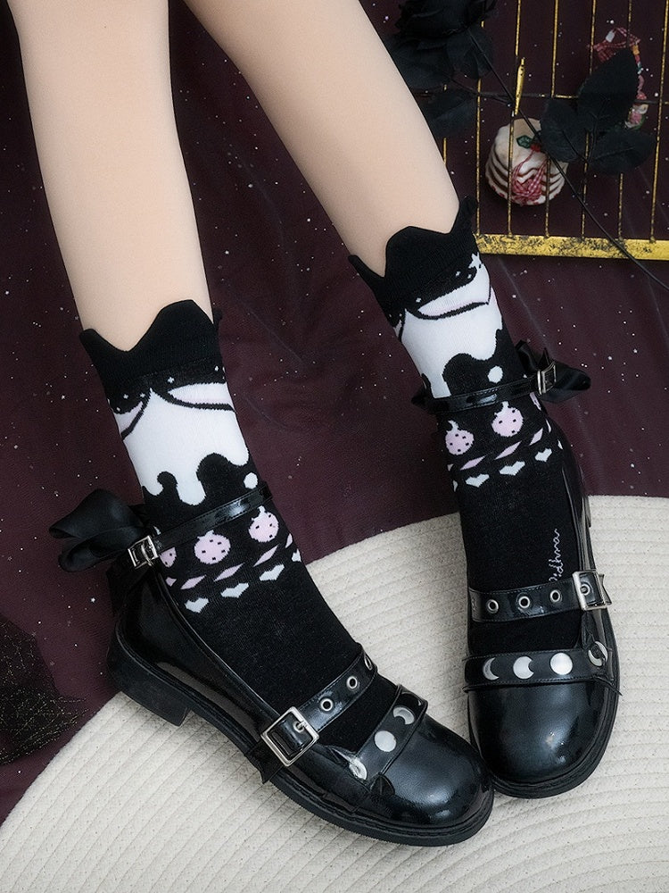 Schwarze Wadensocken mit Herz-Erdbeer-Print und Rüschenbündchen