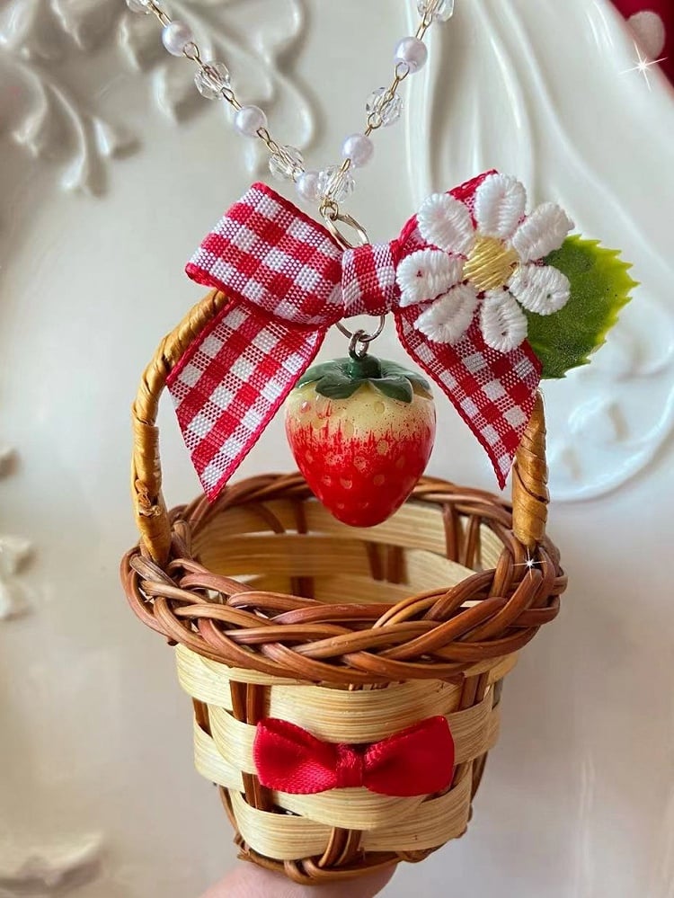 ペンダントの詳細 花柄のイチゴで飾られたネックレス 赤い蝶結びのバスケットとビーズ