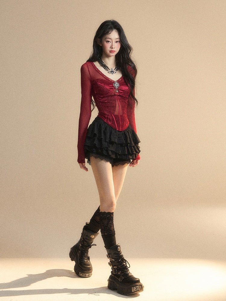 Rotes Top mit V-Ausschnitt und glamouröser Schmetterlingsstickerei mit Strassverzierung