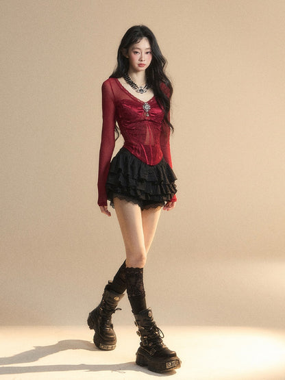 Rotes Top mit V-Ausschnitt und glamouröser Schmetterlingsstickerei mit Strassverzierung