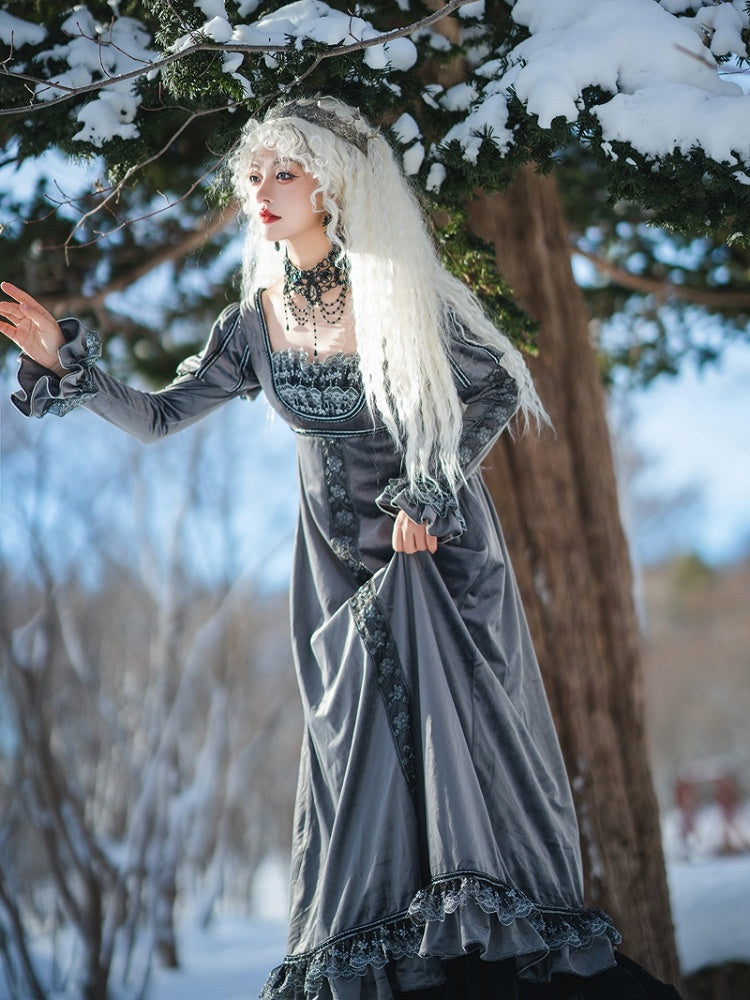 グレーのエンパイアウエスト、エレガントなロリータスクエアネックライン、ジュリエットスリーブ、ベルベットドレス