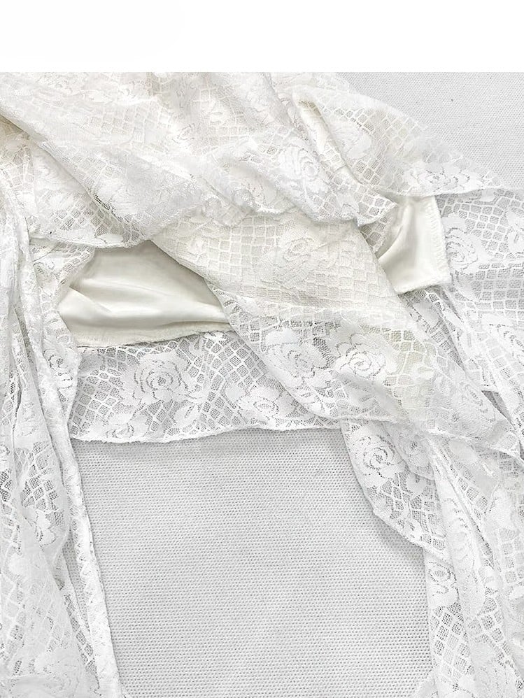 Glamouröses Spitzen-Top mit asymmetrischem Saum und gerüschtem Design in Weiß