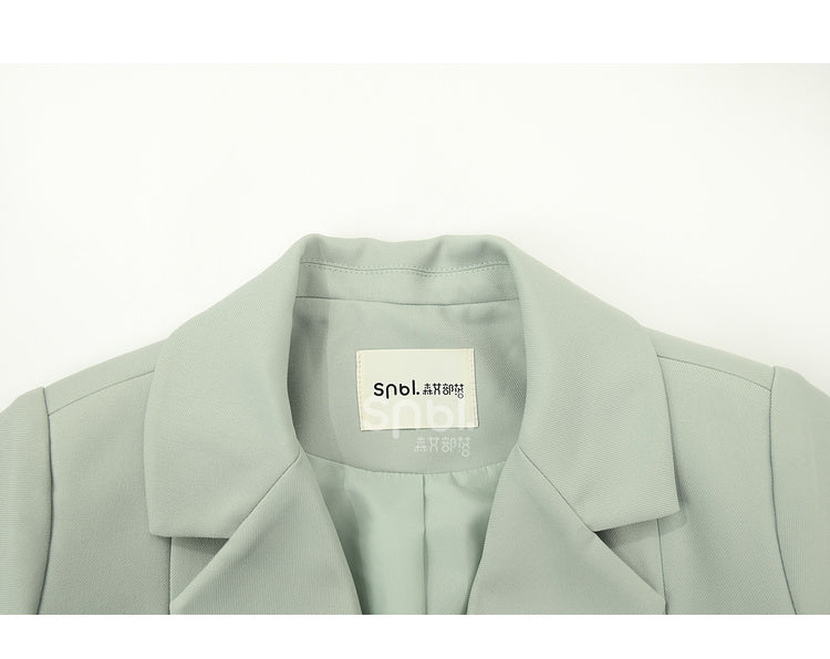 Blazer mit Blumenstickerei und grünen herzförmigen Knöpfen