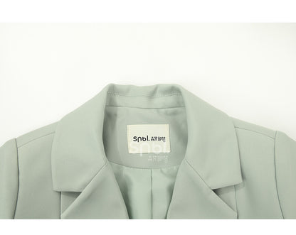 Blazer mit Blumenstickerei und grünen herzförmigen Knöpfen