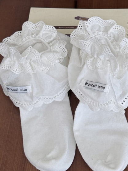 Weiße Lolita-Söckchen mit Rüschen