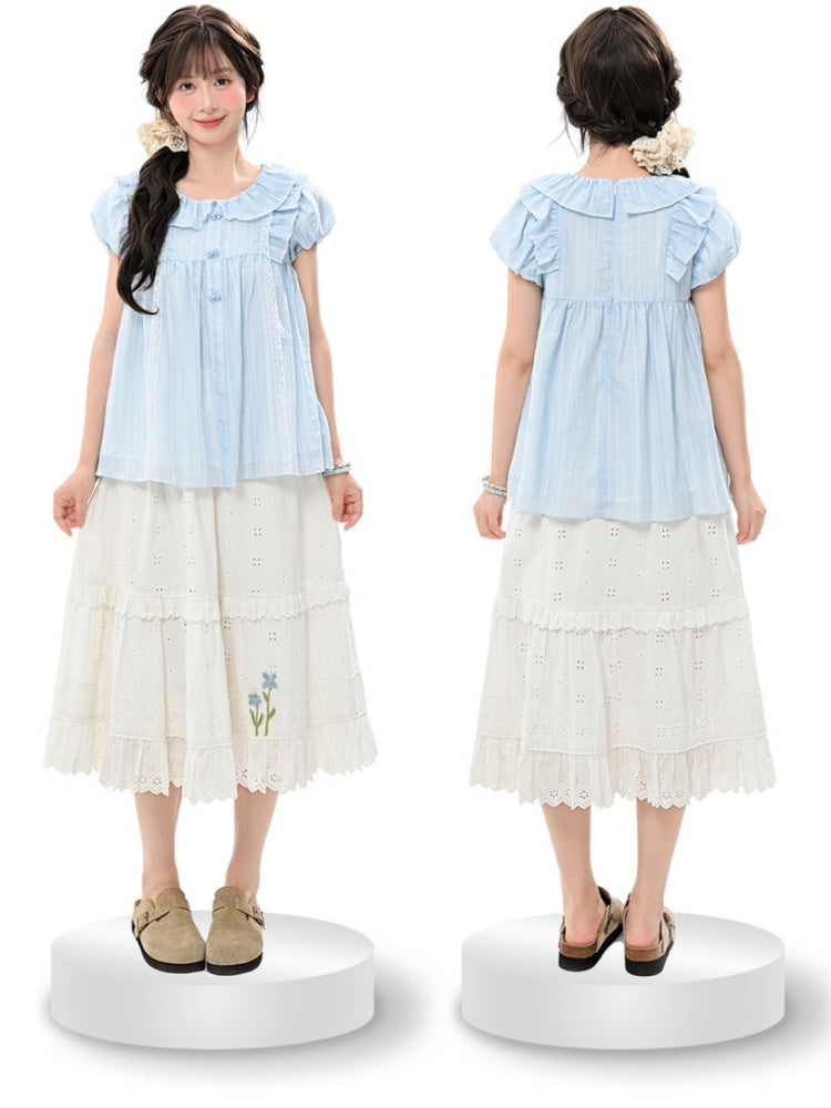 Süße leichte Bluse mit blauem Peter-Pan-Kragen und Puffärmeln