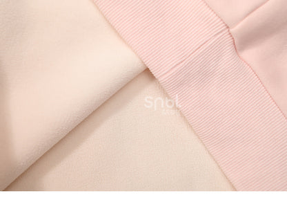 Rosafarbener, süßer Kapuzenpullover mit gehäkelten Häschendetails und Fleecefutter