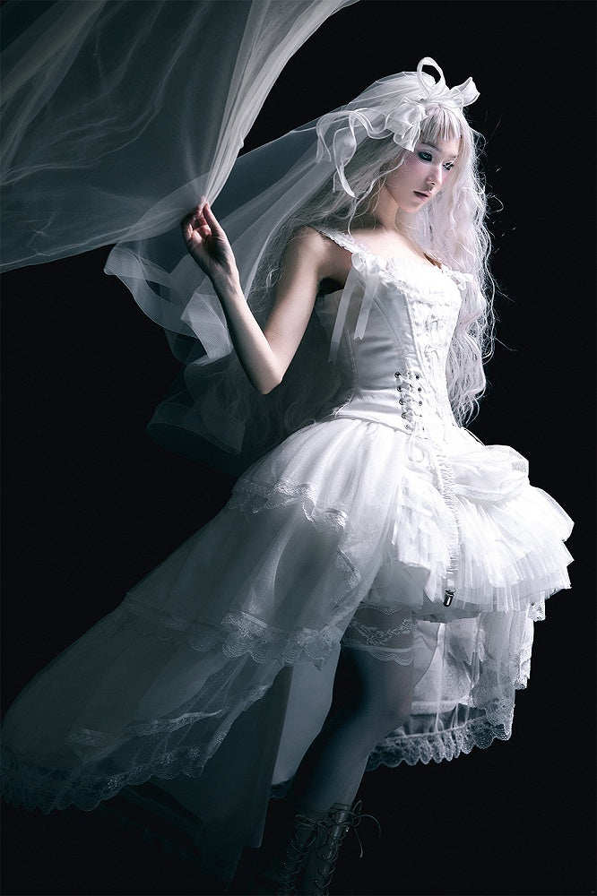 ホワイトのレースアップディテールのボーン入りコルセットトップ + ハイローレイヤードロリータスカート