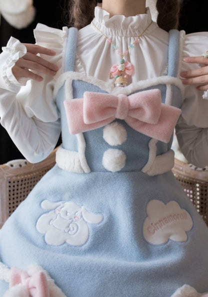 Blaues Winterkleid mit Pompom-Schleifen