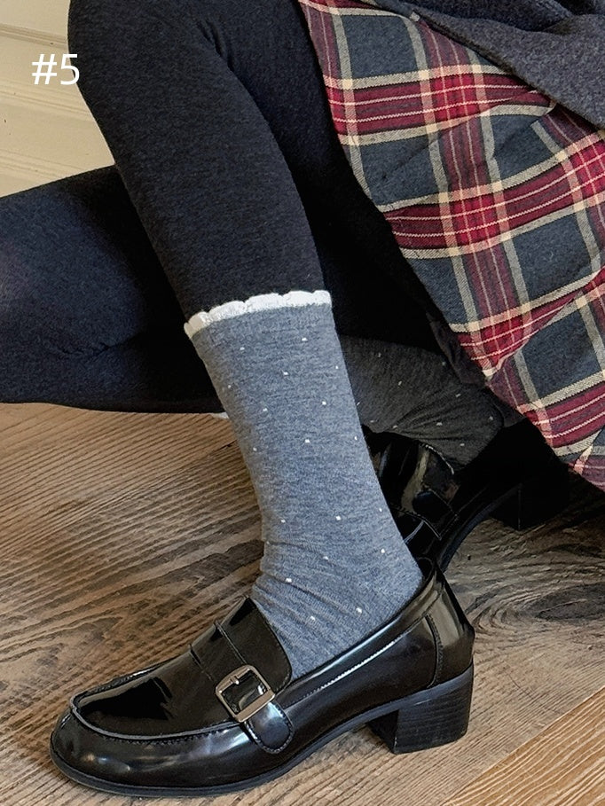 Wadenlange Socken mit gerüschtem Bündchen und Tupfenmuster
