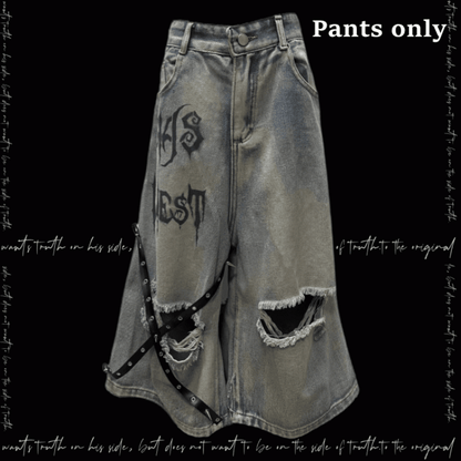 Blaue Punk-Jeans mit überkreuzten Trägern und Löchern im Distressed-Look im Y2K-Stil