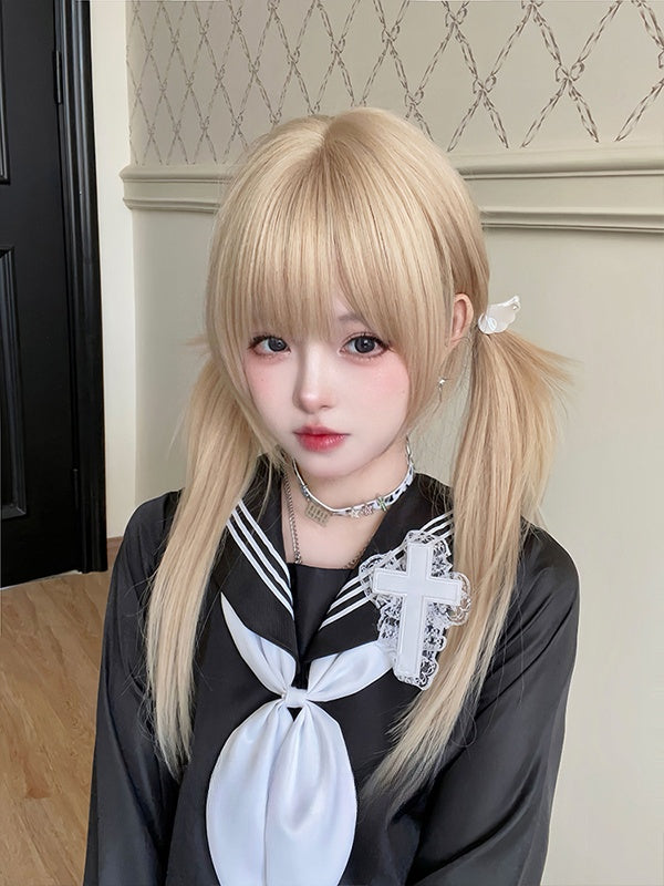 ライトブロンドのロングストレート合成ウィッグ（前髪付き）