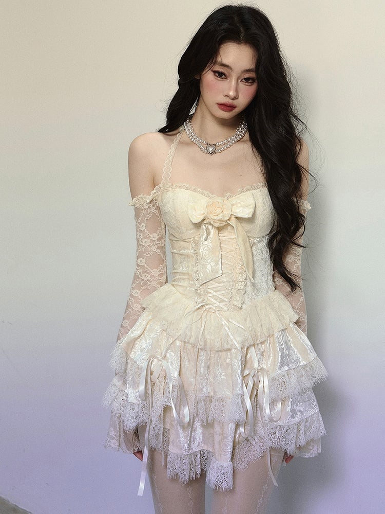 Aprikosenfarbenes Neckholderkleid aus Spitze mit Blumenschleife und Schnürdetail