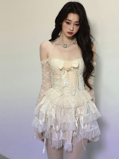 Aprikosenfarbenes Neckholderkleid aus Spitze mit Blumenschleife und Schnürdetail