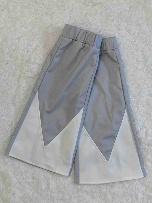 ホワイト＆グレーのサイバーパンクフレアレッグウォーマー