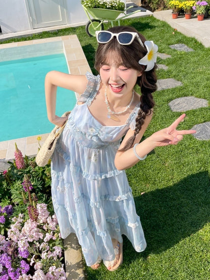 Ärmelloses Kleid mit Blumenstickerei, gestuftem blauem Chiffon und Flatterrock