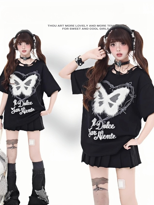 豪華な蝶のアップリケ、蝶のネックライン、ブラックデザイン、ビタースイートTシャツ