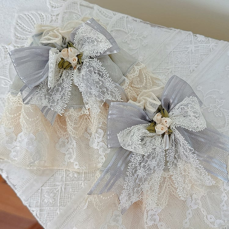 蝶結びのダスティブルーの袖口とクリーミーな手首