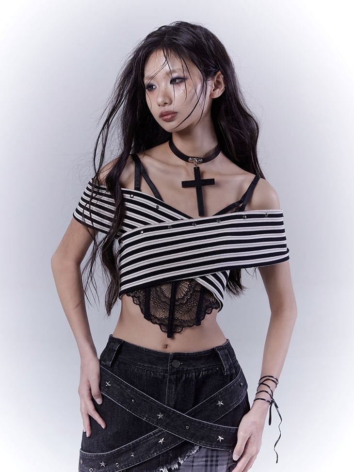 オフショルダーのホワイトネックラインのスタッズ付きストラップレストップ、ブラックストライプ