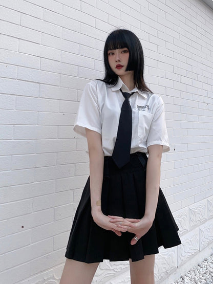 Weißes, adrettes JK-Uniform-Hemd mit schwarzer Krawatte