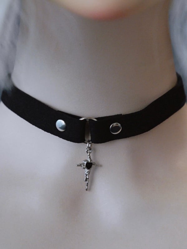 Schwarzes Gothic-Halsband mit Kreuzanhänger