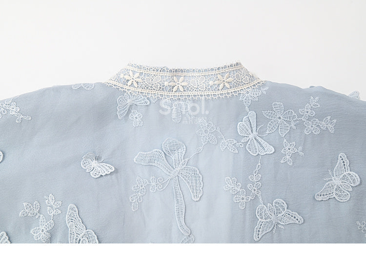 Top mit Quasten und Schmetterlingsdesign, blauer Saum, lange Stickerei, florale Ärmel