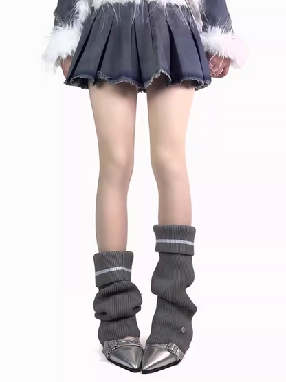 Gestrickte Beinwärmer mit Knopfumschlag