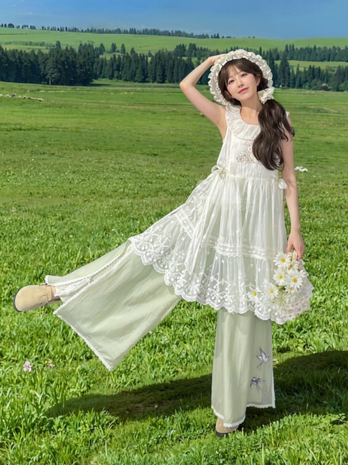 サイドにセルフタイのフォーン刺繍シフォンオーバードレスネックライン、ホワイトのセミシースルーフリルストラップ付き