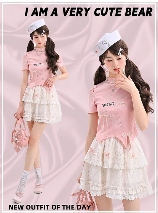 T-Shirt-Saum, gebogen, rosa Rüschen-Ausschnitt, Teddybär-Strasssteine, Schleifen-Akzente