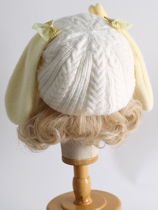 クリームイエローのかわいいウサギ耳ベレー帽とウサギのぬいぐるみ