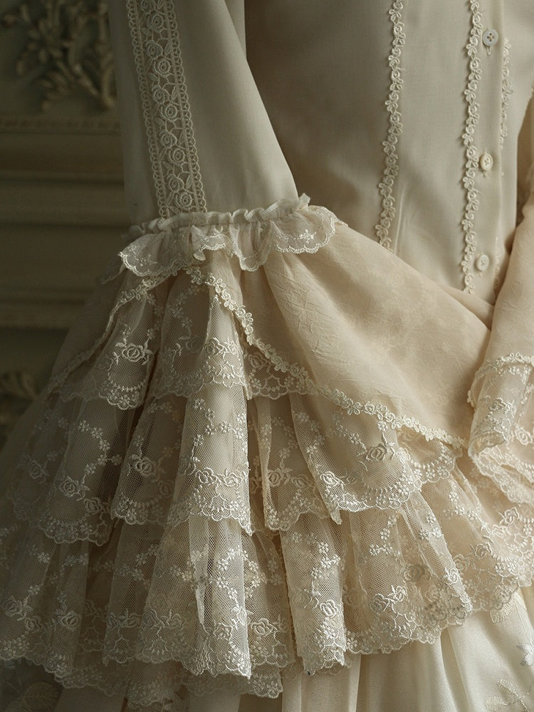 Beige Bluse mit Jabot-Krawatte, Rüschenausschnitt und langen Glockenärmeln