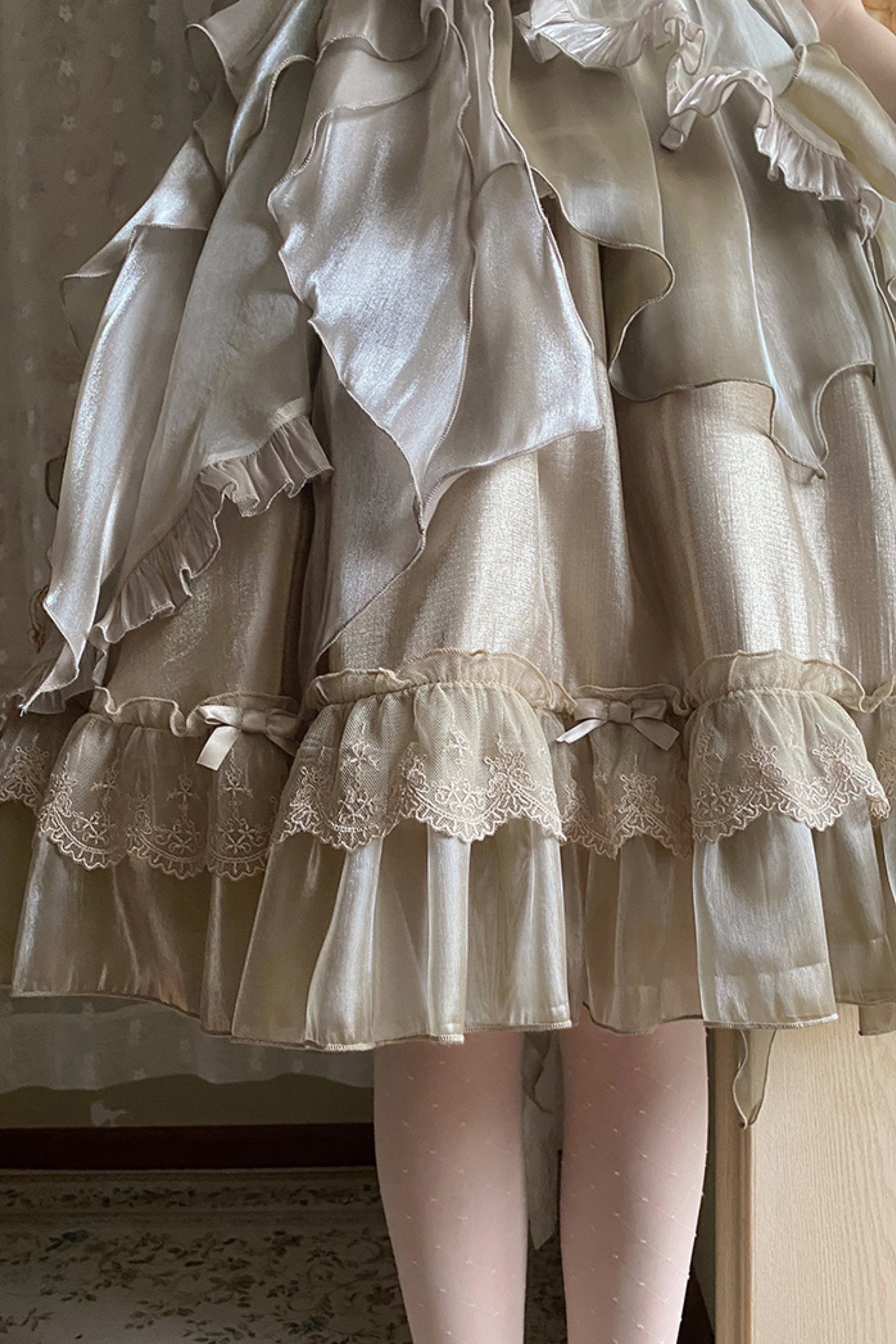 Kleid mit fliegenden großen Lolita-Ärmeln