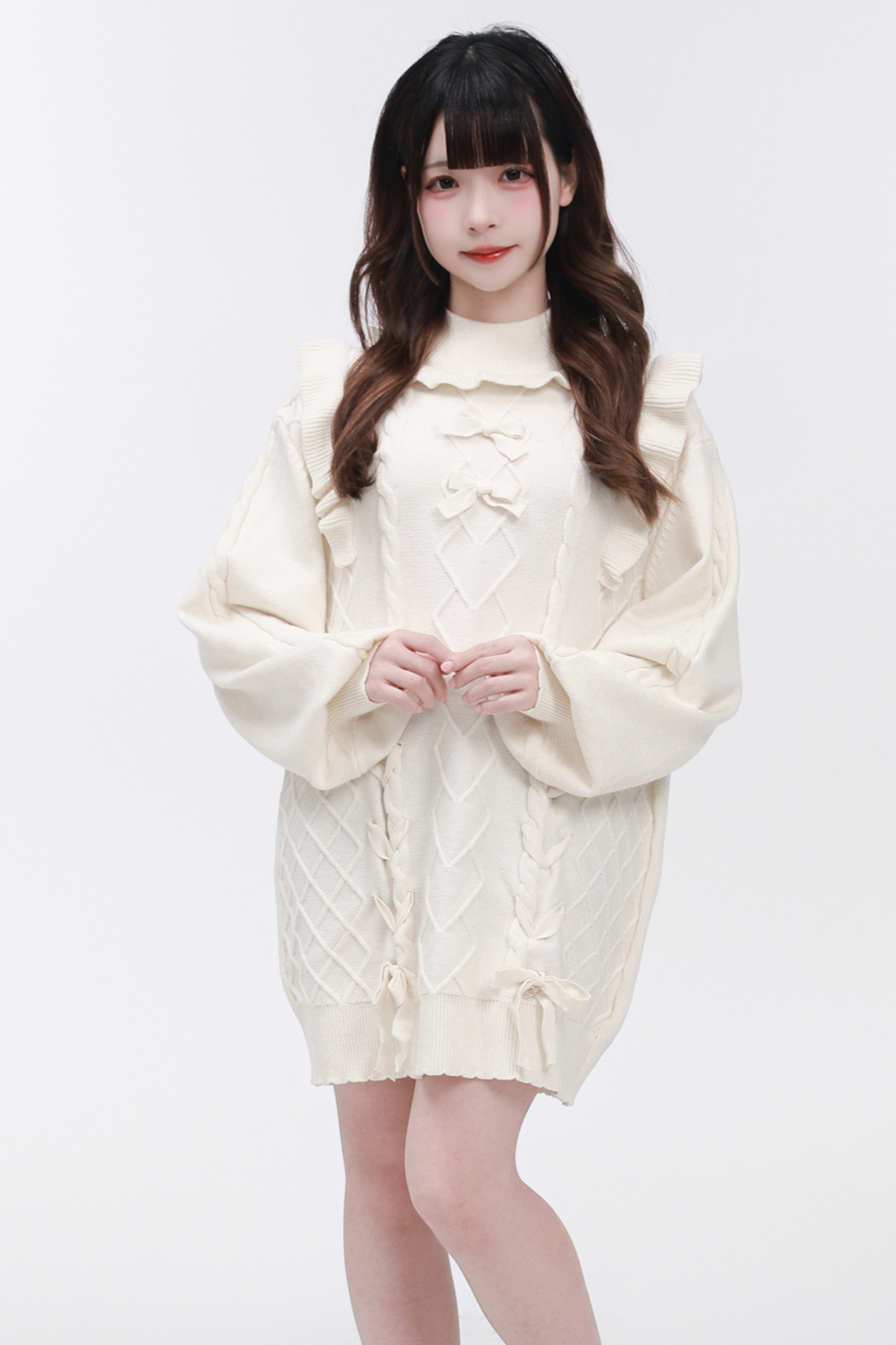 Pulloverkleid mit fliegendem Hals und hohen Ärmeln