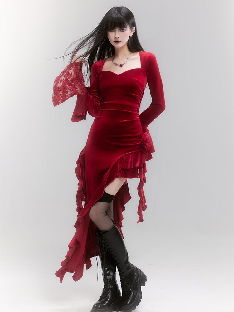 Robe en velours rouge à manches cloche et ourlet asymétrique à volants