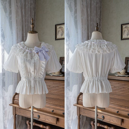 ブルーの蝶結び、水玉模様の袖、取り外し可能なブラウス付きのホワイトのショートパンツ