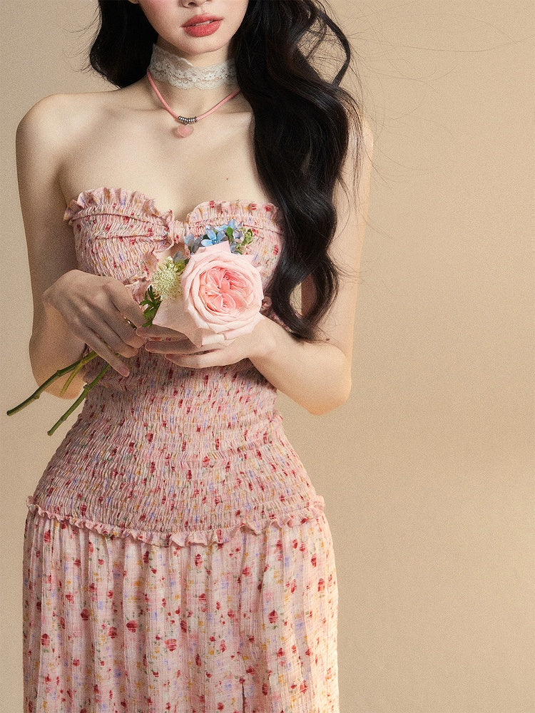 ストラップレスドレス、伸縮性のある太もも丈スリット、花柄ウエスト、ピンクのスウィートハートネックライン、スモック