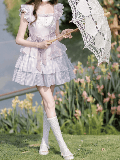 Kleid mit Blumenrock und gestuften, süßen, lavendelfarbenen Flatterärmeln