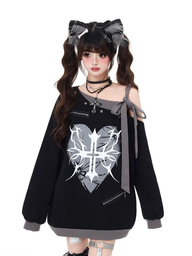 ブラックのアシンメトリーネックライン、セルフタイストラップ、ハート＆クロスプリントスウェットシャツ