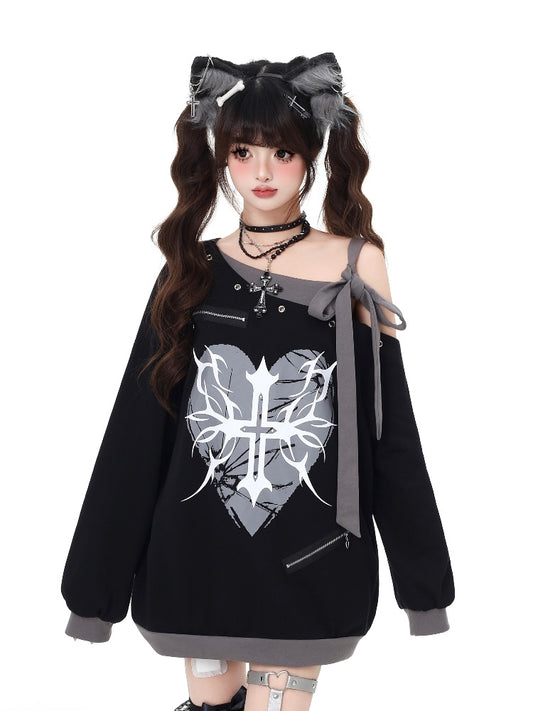ブラックのアシンメトリーネックライン、セルフタイストラップ、ハート＆クロスプリントスウェットシャツ