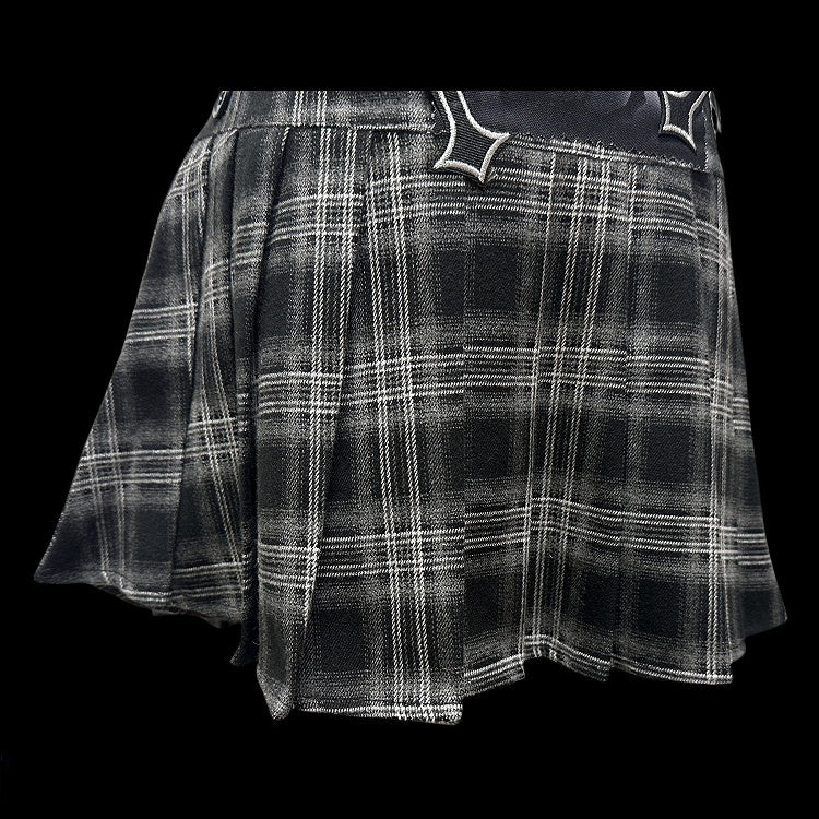 パンクグレーのクロスアップリケ付きローウエストチェック柄プリーツミニスカート（フリーウエストチェーン付き）