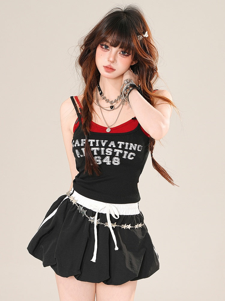 Cami-Detail, schwarzes, glamouröses Oberteil mit Bittersüß-Print und Buchstabenschleife