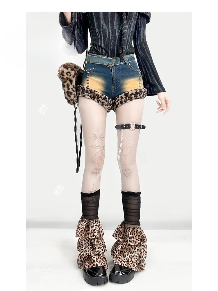 Distressed-Shorts aus blauem Denim mit Leopardenmuster und zotteligem Plüschbesatz