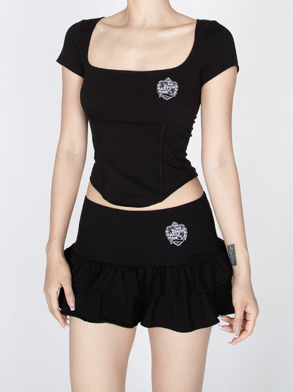 レッド/ブラック スクエアネック カーブヘム グラマラス クロップドTシャツ