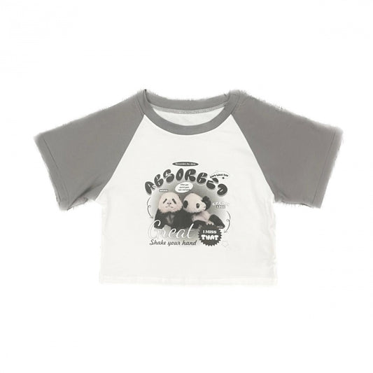 ホワイトグレーのキュートなパンダプリントのクロップドトップス