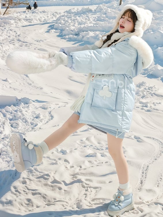 Blauer Daunenmantel mit Kapuze und Applikation