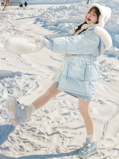 Blauer Daunenmantel mit Kapuze und Applikation