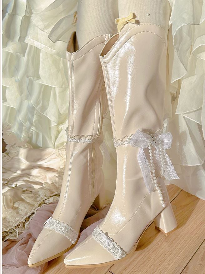 ベージュのポインテッドトゥ、レースとビーズのチェーンブロックヒール、ニーハイブーツ