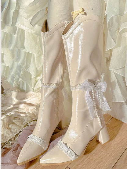 ベージュのポインテッドトゥ、レースとビーズのチェーンブロックヒール、ニーハイブーツ