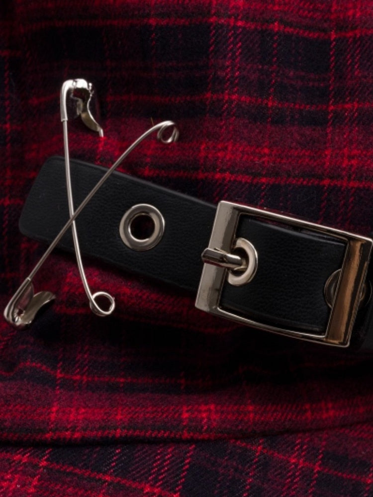 Baskenmütze Rot Plaid Und Schnalle Details Pins Schwarz Mit Muster